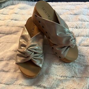 Beautiful twist gold wedges.